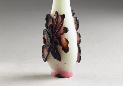 图片[3]-Dual-color-on-white glass overlay snuff bottle with a floral design, 19th century, Qing dynasty-China Archive